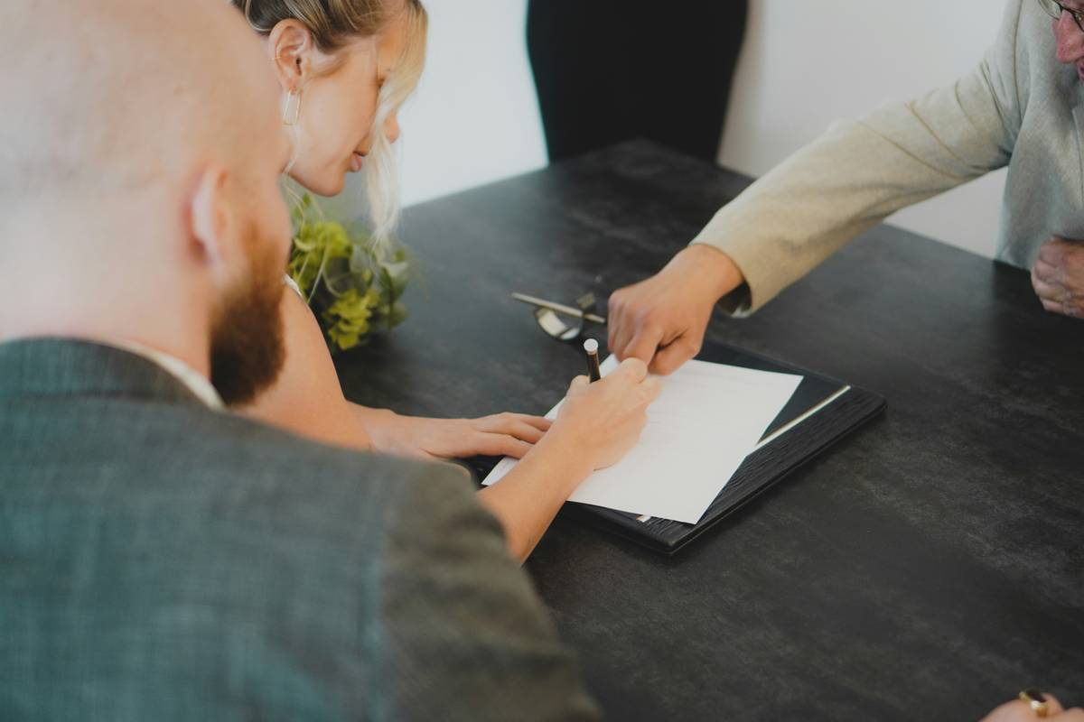 Bar chart showing 68% of freelancers without contracts experience non-payment vs. 32% with contracts