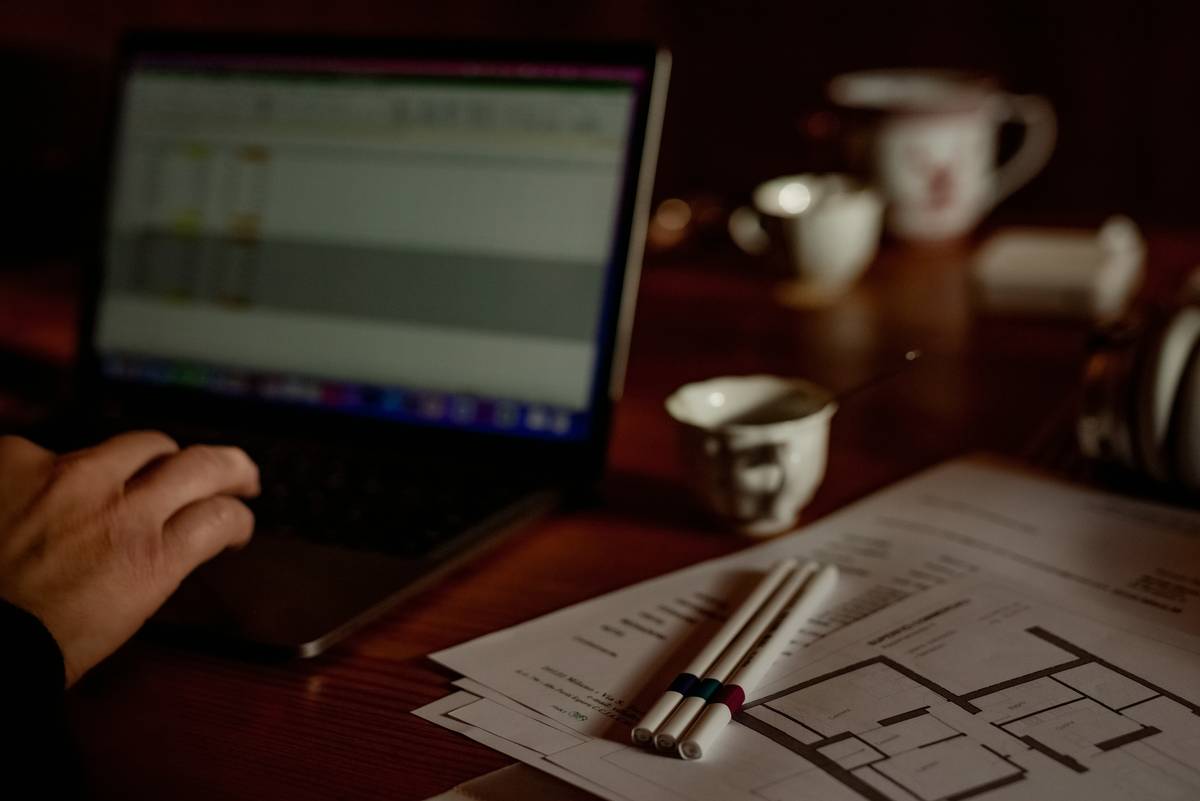 Comparison table: Essential vs. optional clauses in freelance contracts