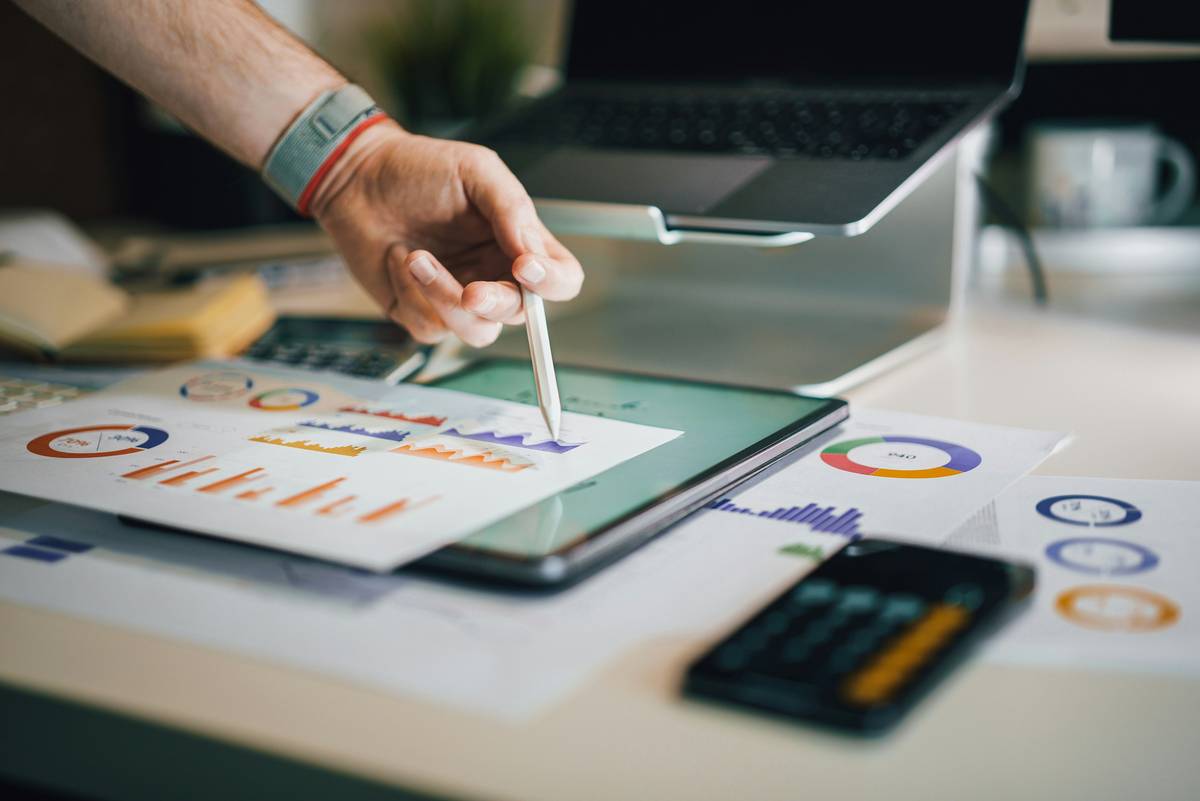 Infographic showing 4 common freelance portfolio mistakes: no clear niche, missing results data, poor mobile UX, no call-to-action