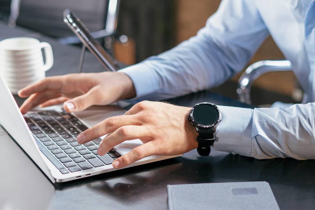 Infographic showing 5 common freelance portfolio mistakes: no clear niche, missing case studies, slow load time, no contact CTA, outdated projects