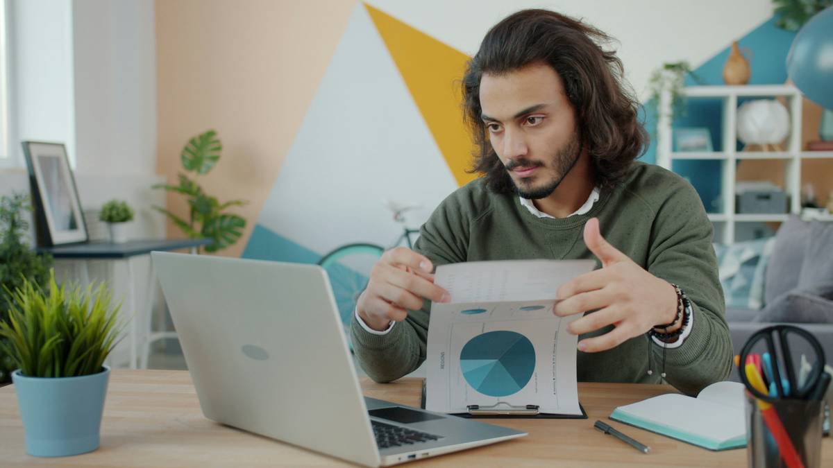 Infographic showing 5 common freelance portfolio mistakes: vague headlines, no case studies, missing contact info, slow load speed, and unprofessional email address