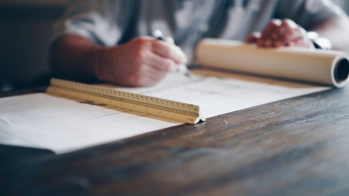 Bar chart showing 41% of freelancers without contracts experience non-payment vs. 9% with contracts