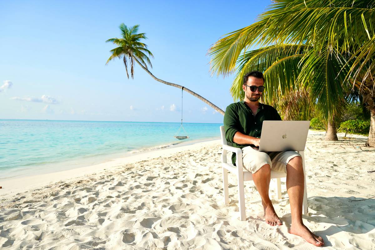 Freelance Contract Tips: Protect Your Pay, Sanity, and Sleep Schedule
