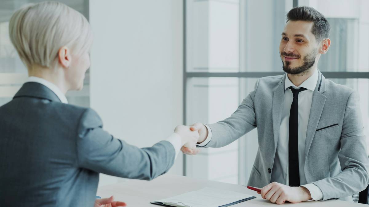 Side-by-side comparison showing how to negotiate freelance pricing using value-based vs hourly models
