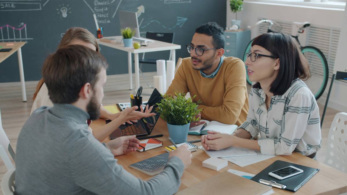 Freelancer confidently leading a rate discussion freelance meeting with client